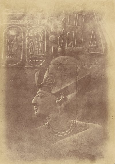 Nahaufnahme der Skulptur eines Pharaokopfes von Théodule Devéria